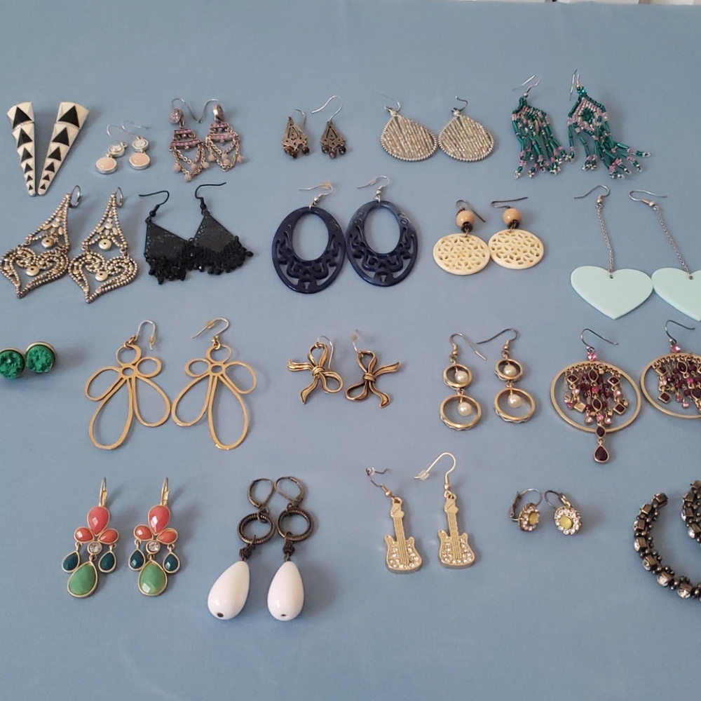 Lot of 21 pairs of earrings